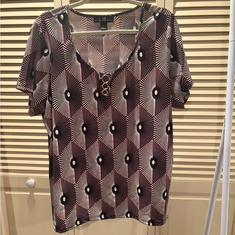 New York & Company Black and White Geometric Short Sleeve Top